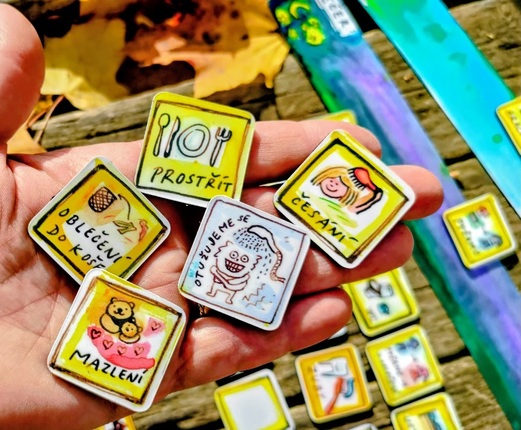 Hravé magnetky Čáromat s obrázky dětské ranní a večerní rutiny – česání, prostírání, mytí, čištění zubů, oblékání a další.