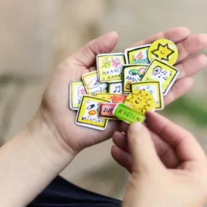 Detailní fotografie sady Caromat – magnetky s ručně kreslenými motivy.