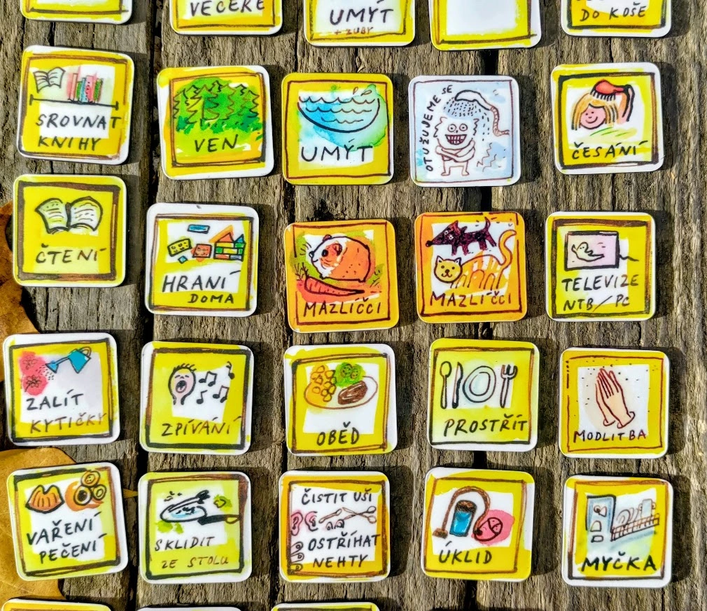 Hravé magnetky Čáromat s obrázky dětské ranní a večerní rutiny – prostřít, uklidit, vařit, myčka...