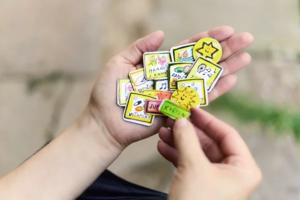 Detailní fotografie sady Caromat – magnetky s ručně kreslenými motivy.