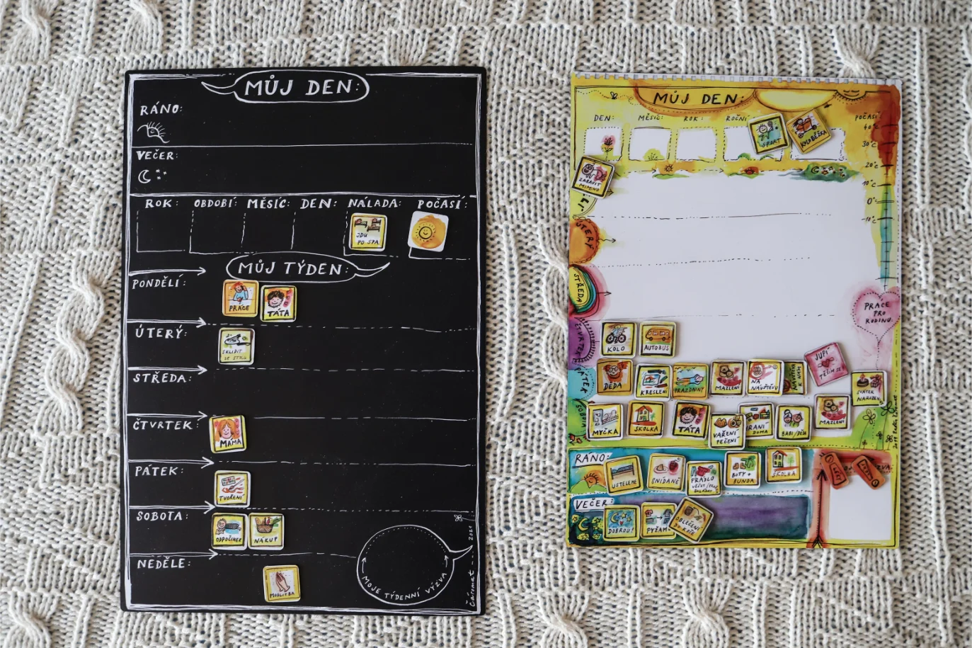 Dvě základní magnetické desky pro děti Caromat – černá a barevná varianta – s rozloženými magnetkami na plánování dne a týdne.