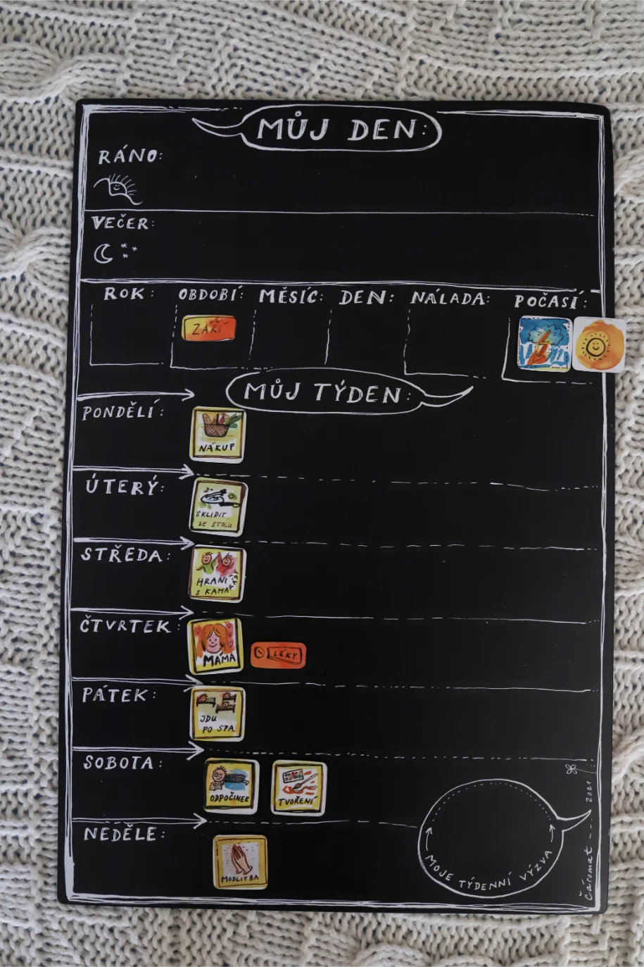 Černá tabule Caromat magnetky pro děti základní deska část s magnetkami pro dny a úkoly.