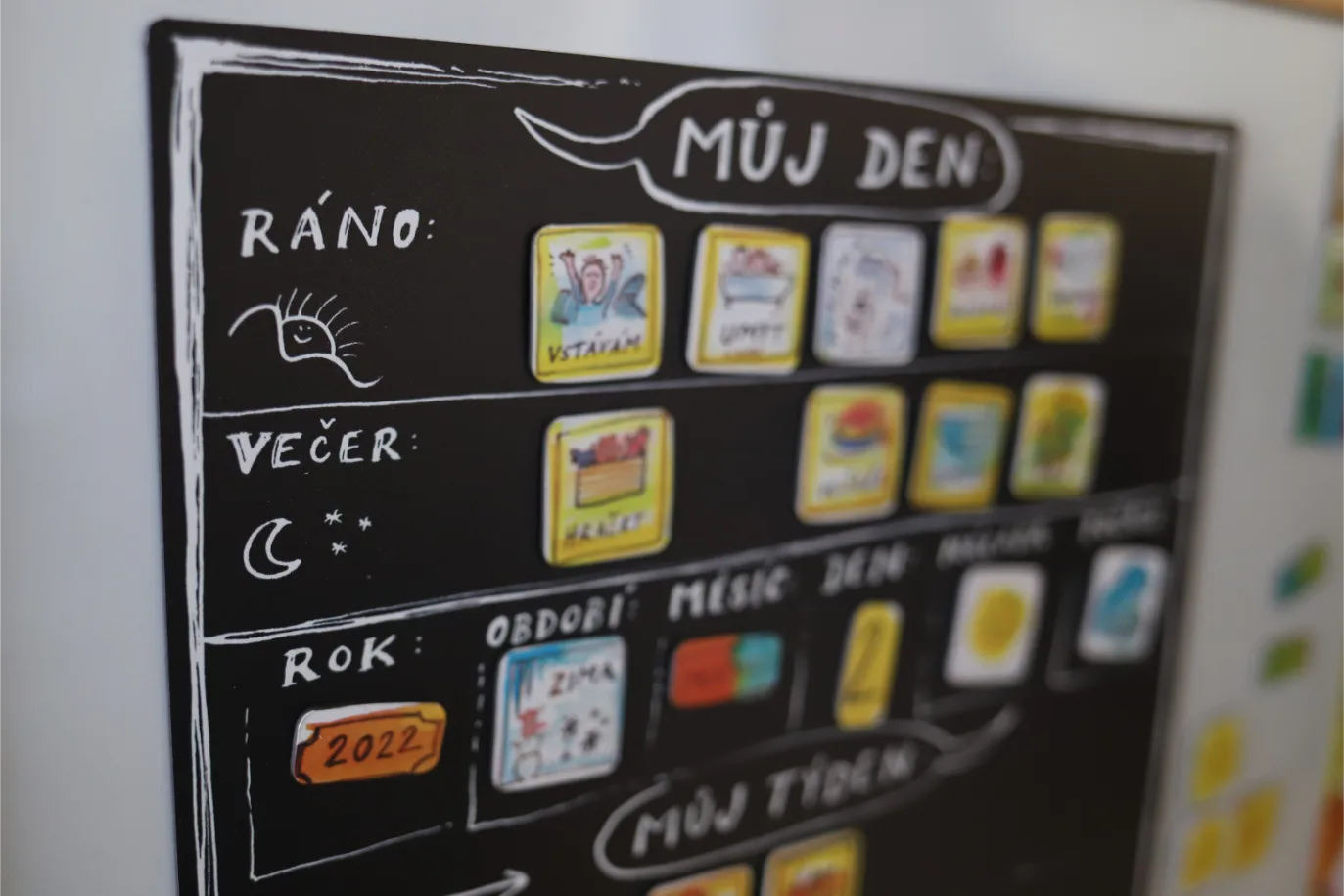 Černá tabule Caromat magnetky pro děti základní deska Můj den s barevnými magnetkami.