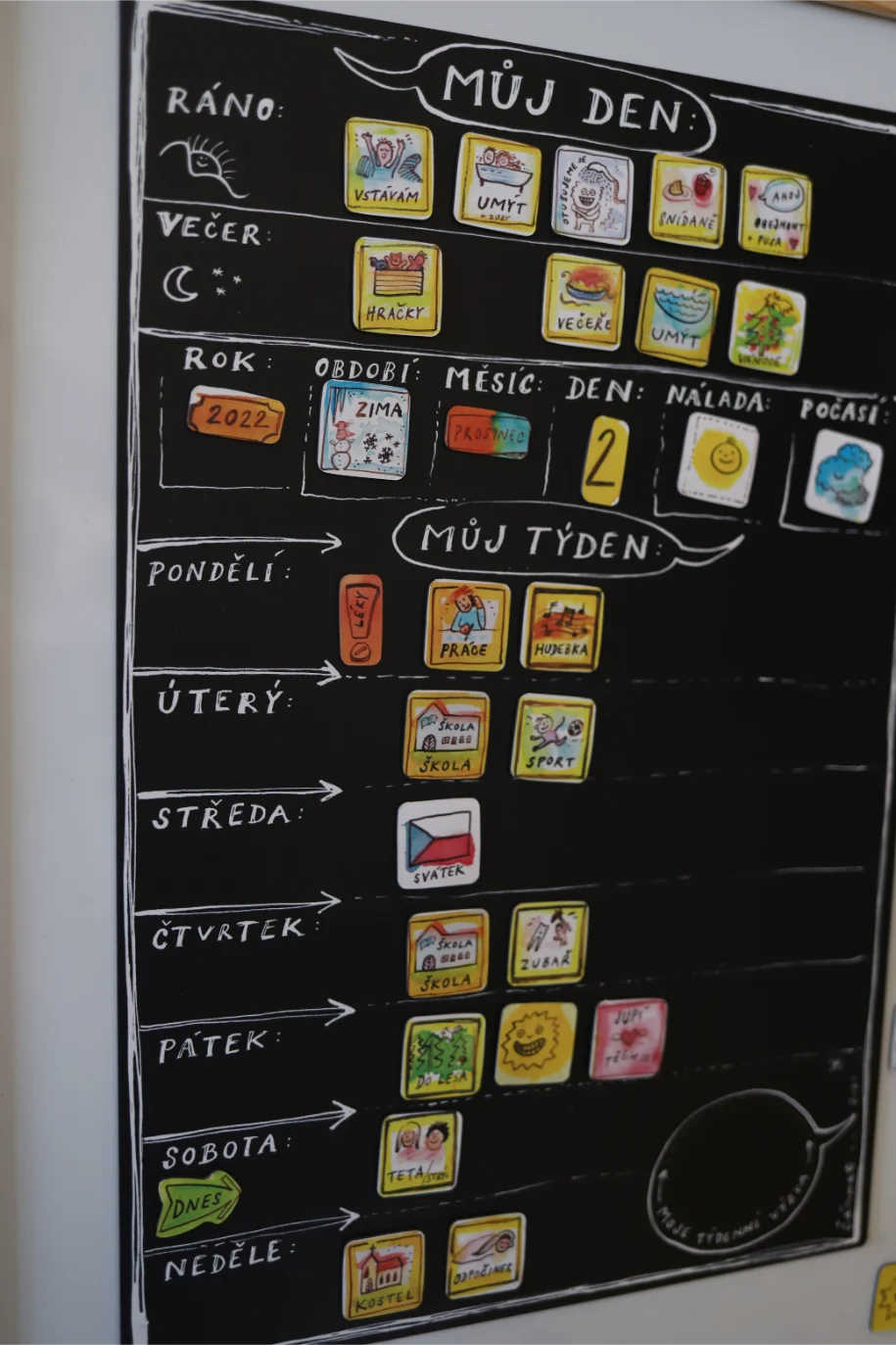 Černá tabule Caromat magnetky pro děti Můj den a můj týden s magnetkami pro aktivity a počasí.