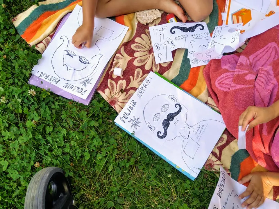 Děti lepí papírové vousy a oči na plakáty Caromat Zločinci hra pro děti k tisku.