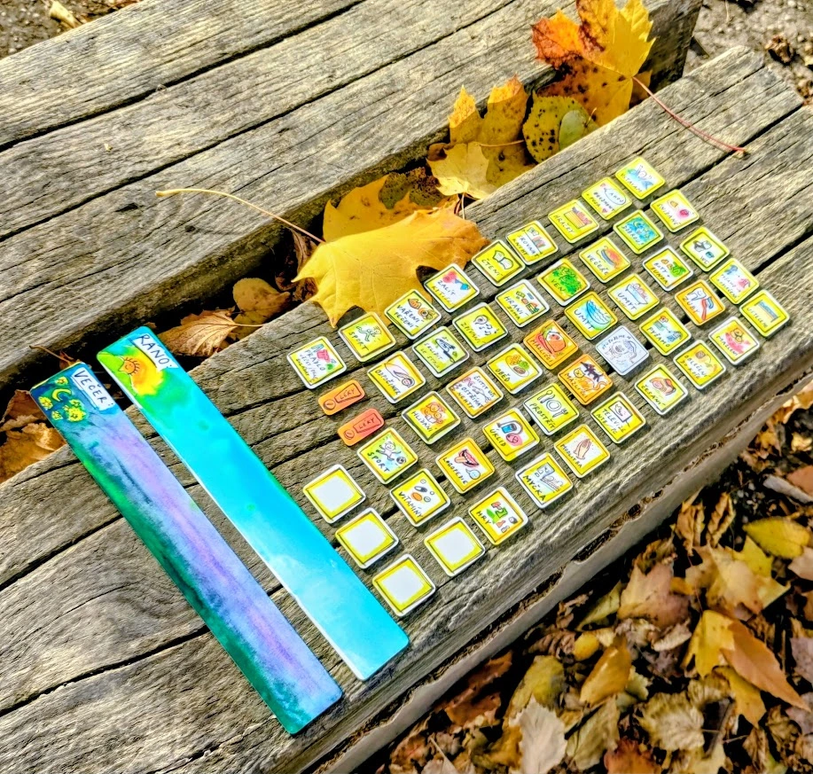 Barevné magnetky s dětskými obrázky ranních úkolů – česání, prostírání, mytí, čištění zubů a další.