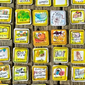 Hravé magnetky Čáromat s obrázky dětské ranní a večerní rutiny – prostřít, uklidit, vařit, myčka...